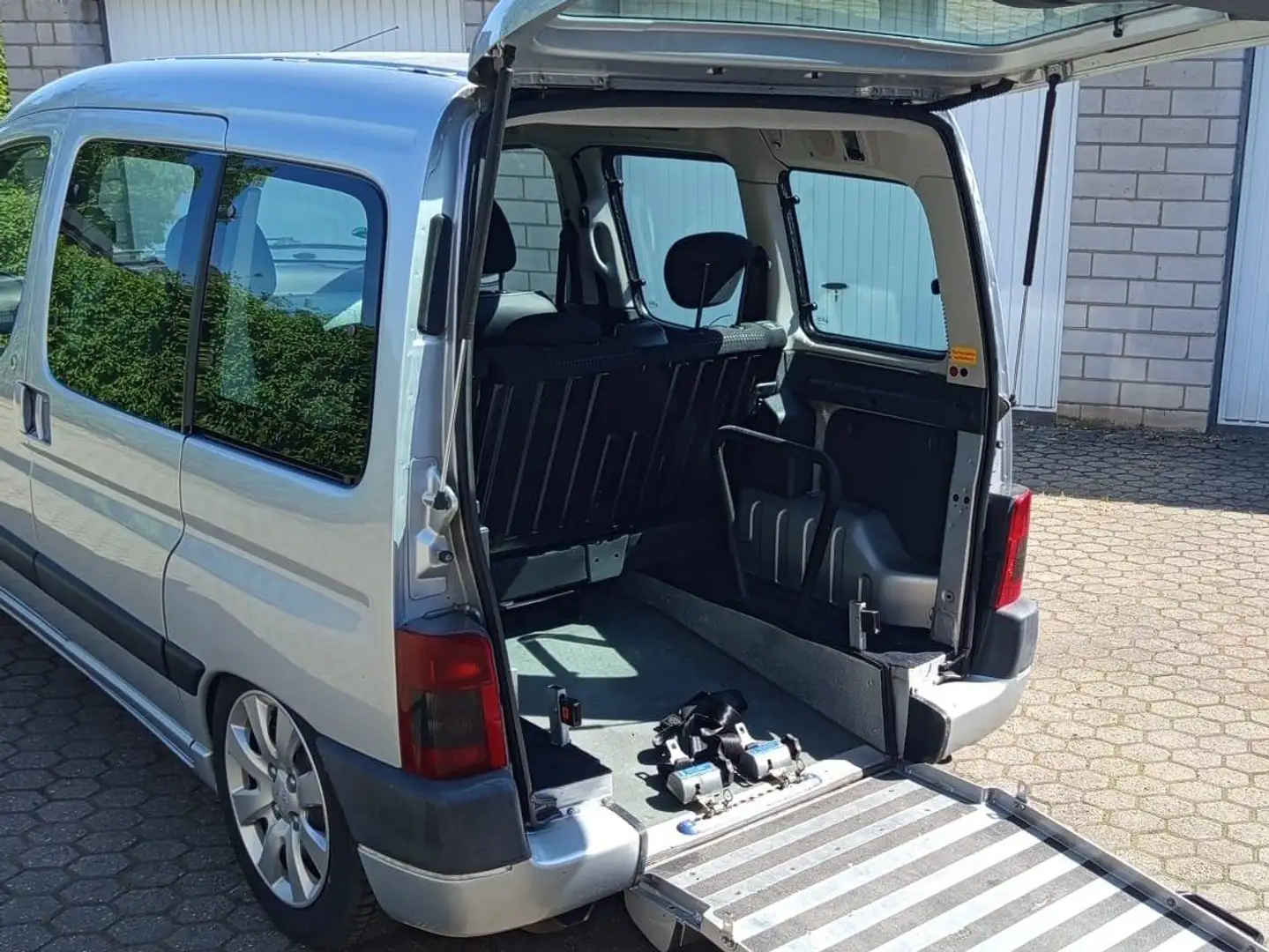 Peugeot Partner Kombi 110 Rollstuhlgerecht Grau - 2