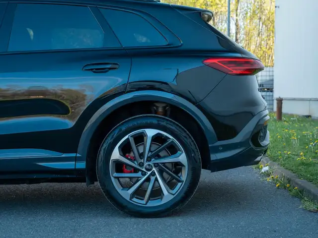 Audi Q5 view 8