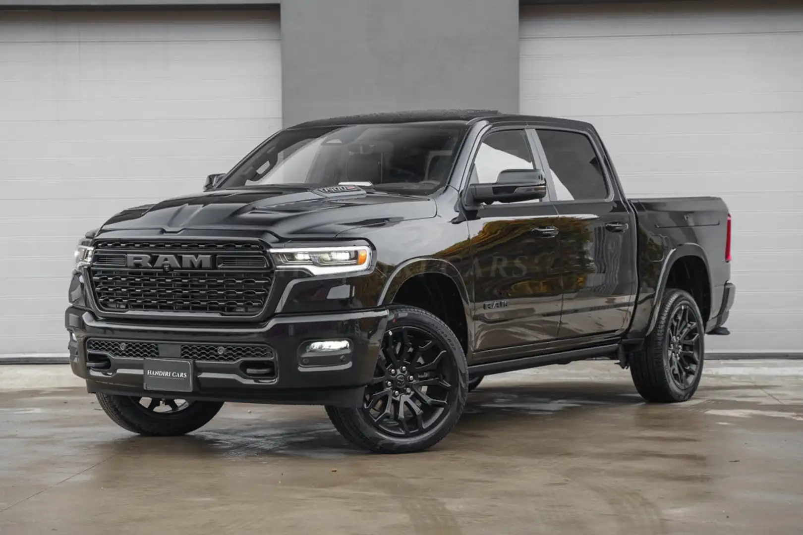 Dodge RAM 2025 LIMITED NIGHT 540 PK € 76000 +RED INTERIOR Zwart - 2