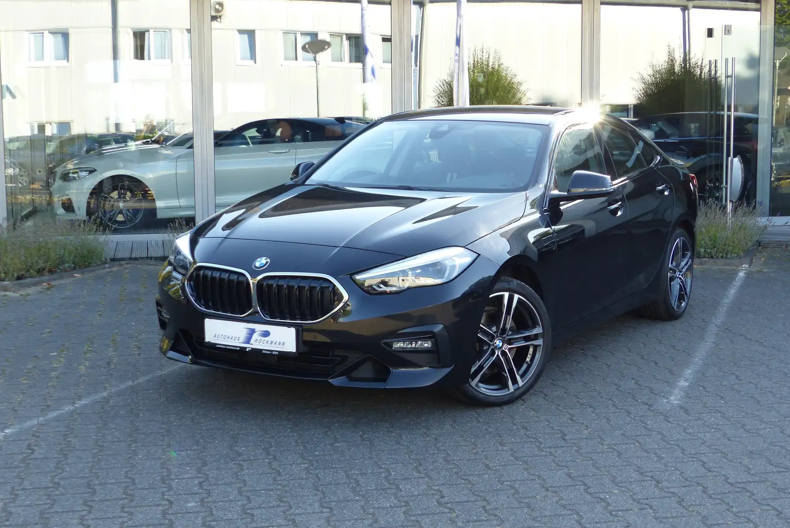 BMW 218 i Sport Line Aut. AHK Navi Teilleder WR DAB PDC Schwarz - 2