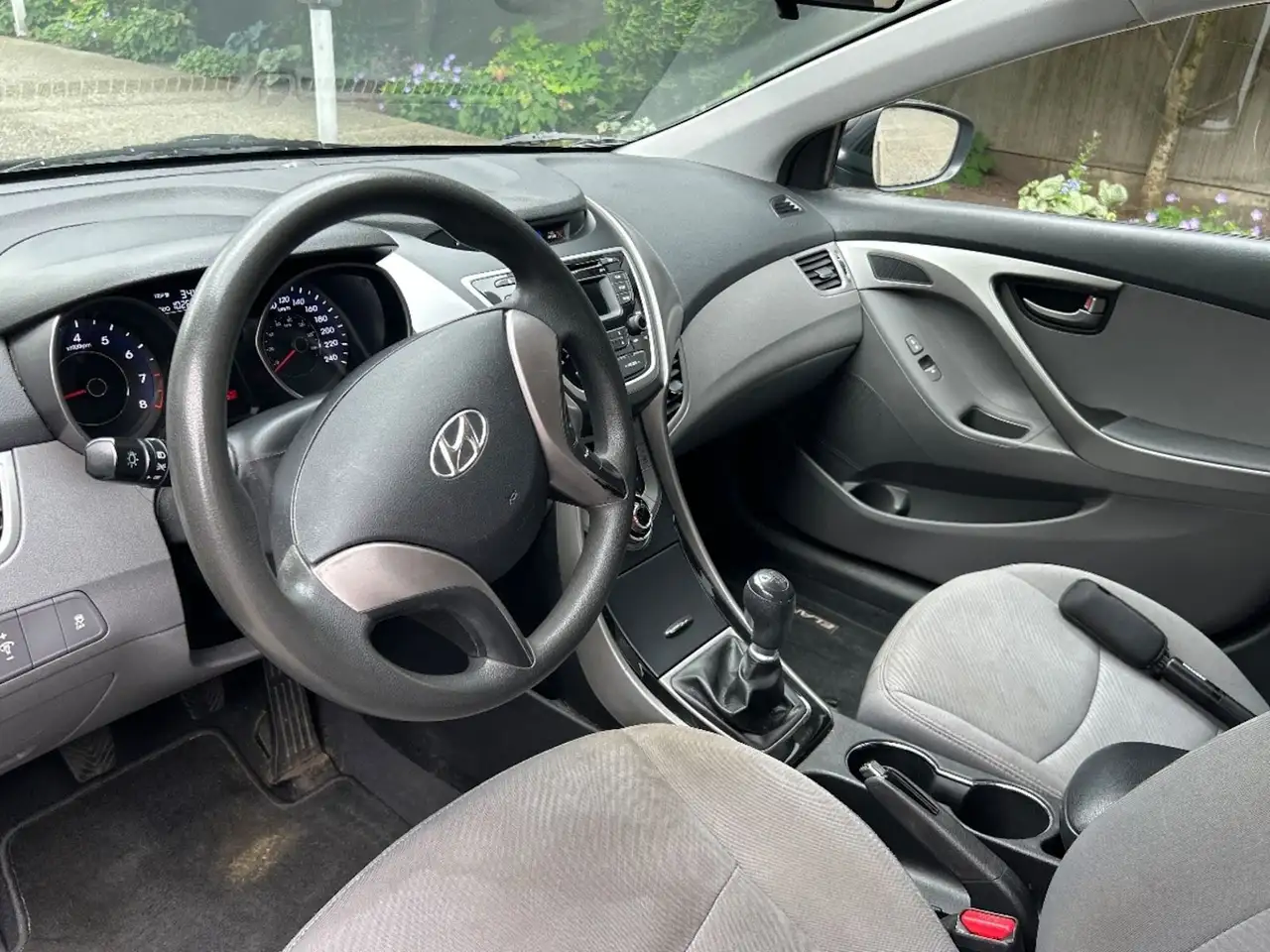 Hyundai ELANTRA photo Hyundai ELANTRA