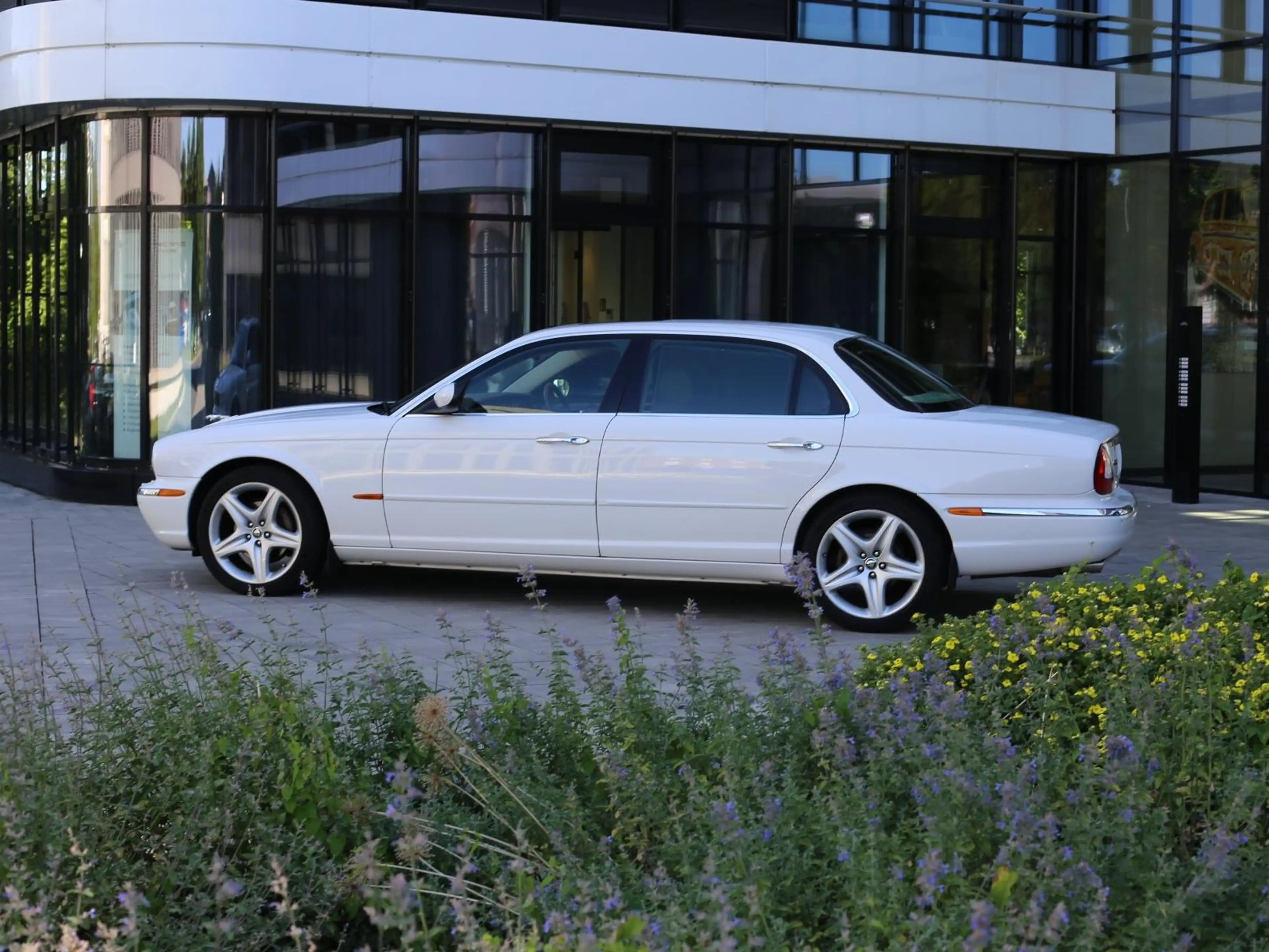 Jaguar XJ8 X350 Saloon Longwheelbase 4.2 V8 — photo 3