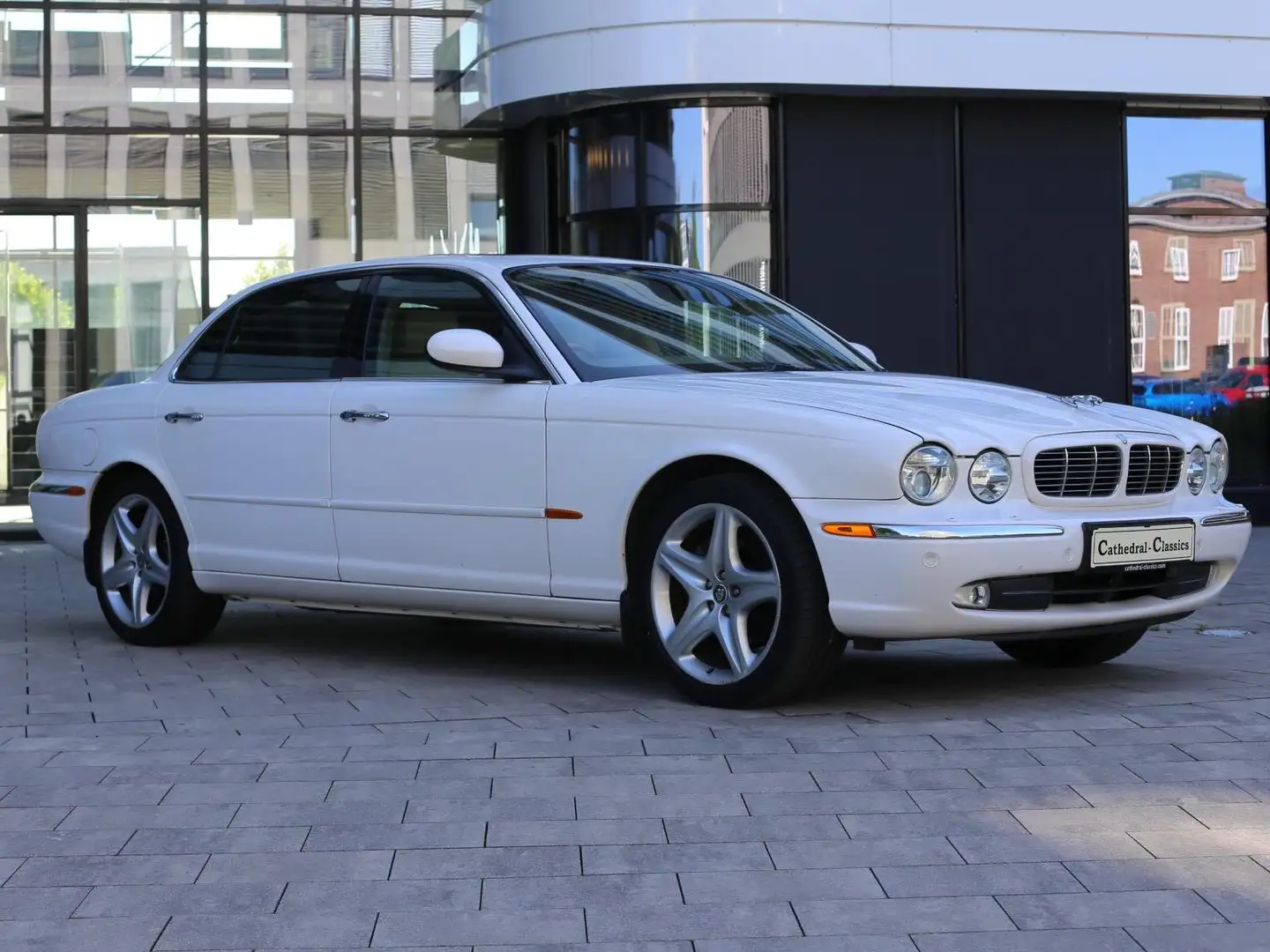 Jaguar XJ8 X350 Saloon Longwheelbase 4.2 V8 Weiß - 1