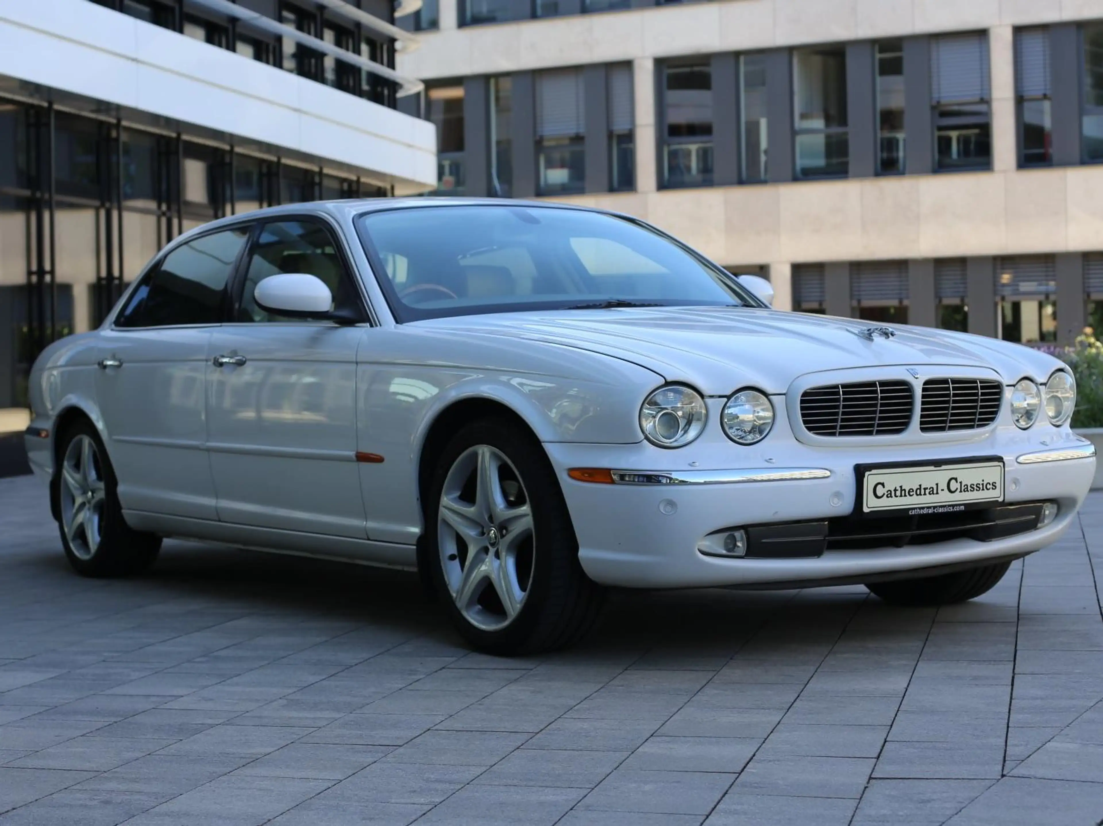 Jaguar XJ8 X350 Saloon Longwheelbase 4.2 V8 — photo 6