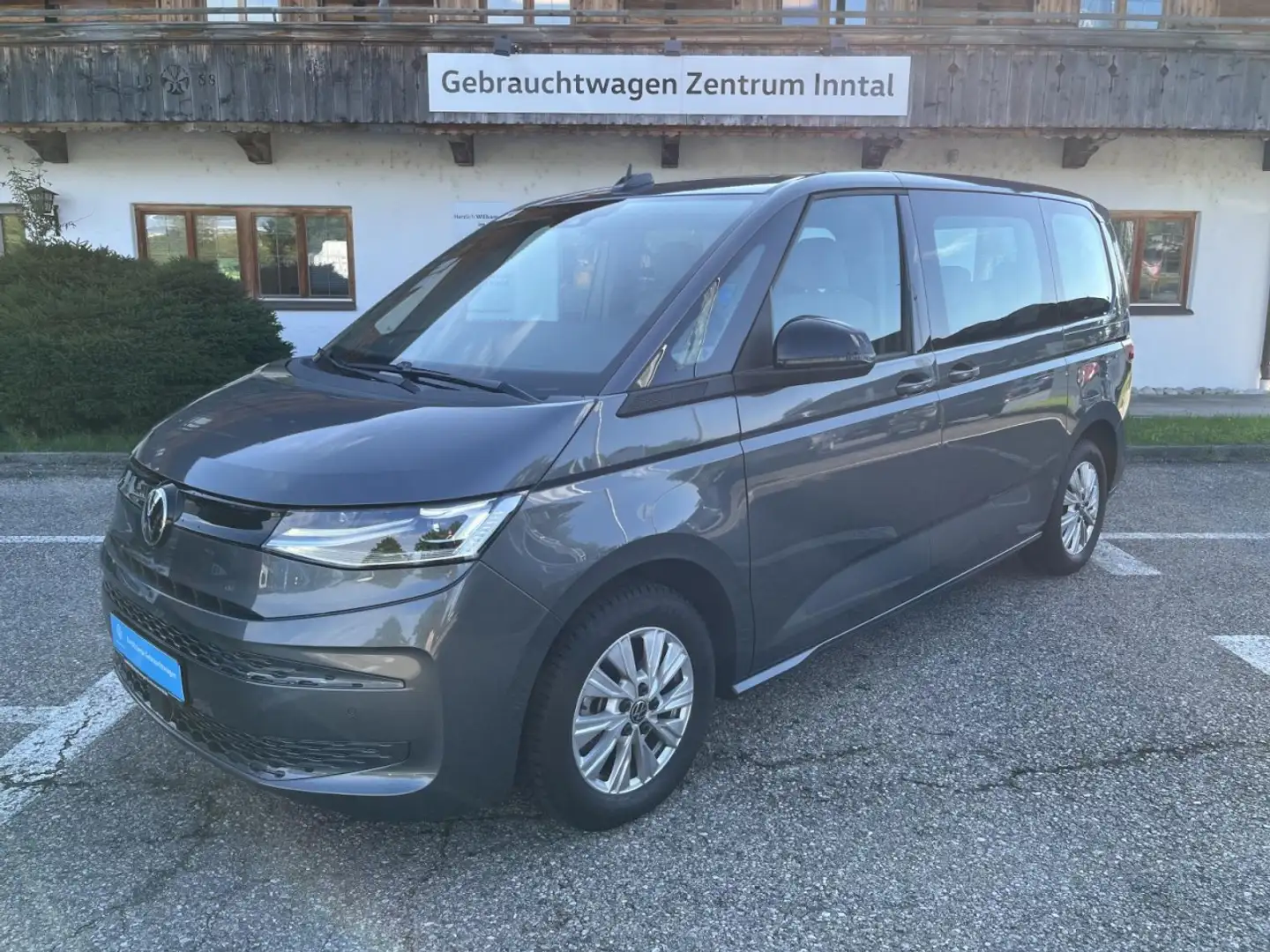 Volkswagen T7 Multivan KÜ 2,0 TSI DSG (Navi+LED+RearView) Klima Navi Grau - 2