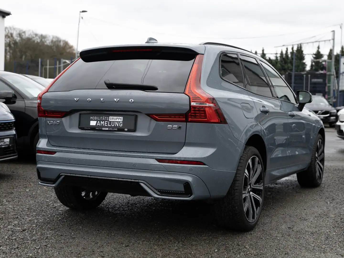 Volvo XC60 B5 R-Design AWD KAMERA H/K NAVI LED PANO Grau - 2