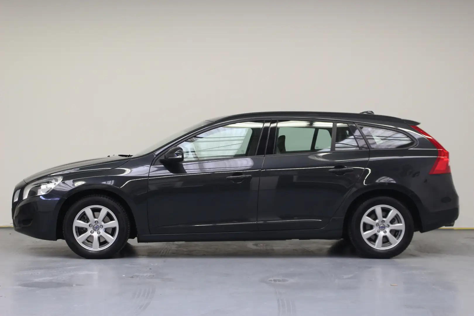 Volvo V60 T4 Kinetic Automaat | Rijklaarprijs | Trekhaak | Gris - 2