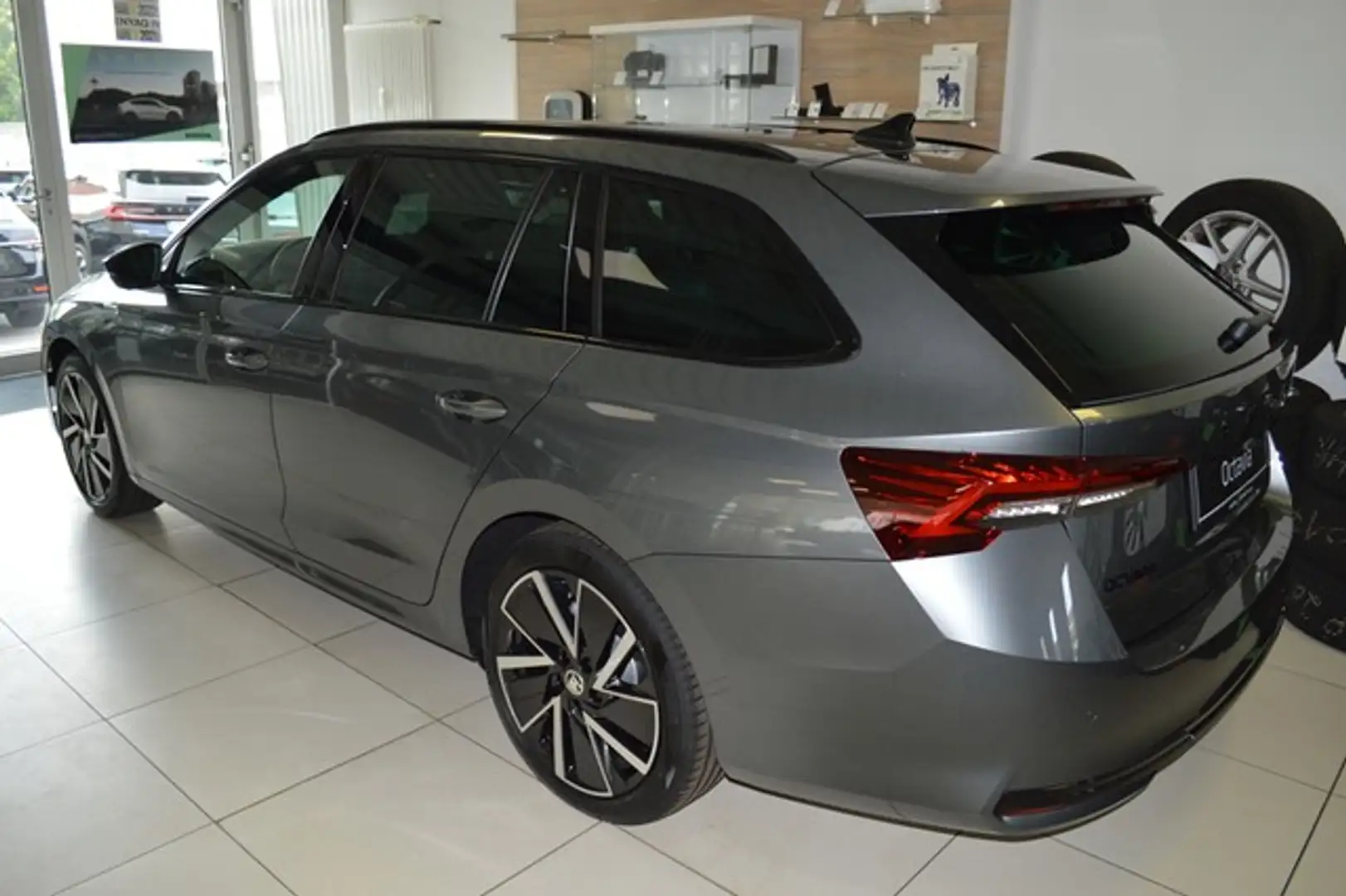 Skoda Octavia Combi 1.5 TSI DSG Sportline Navi LED Rückfahrka... Grau - 2