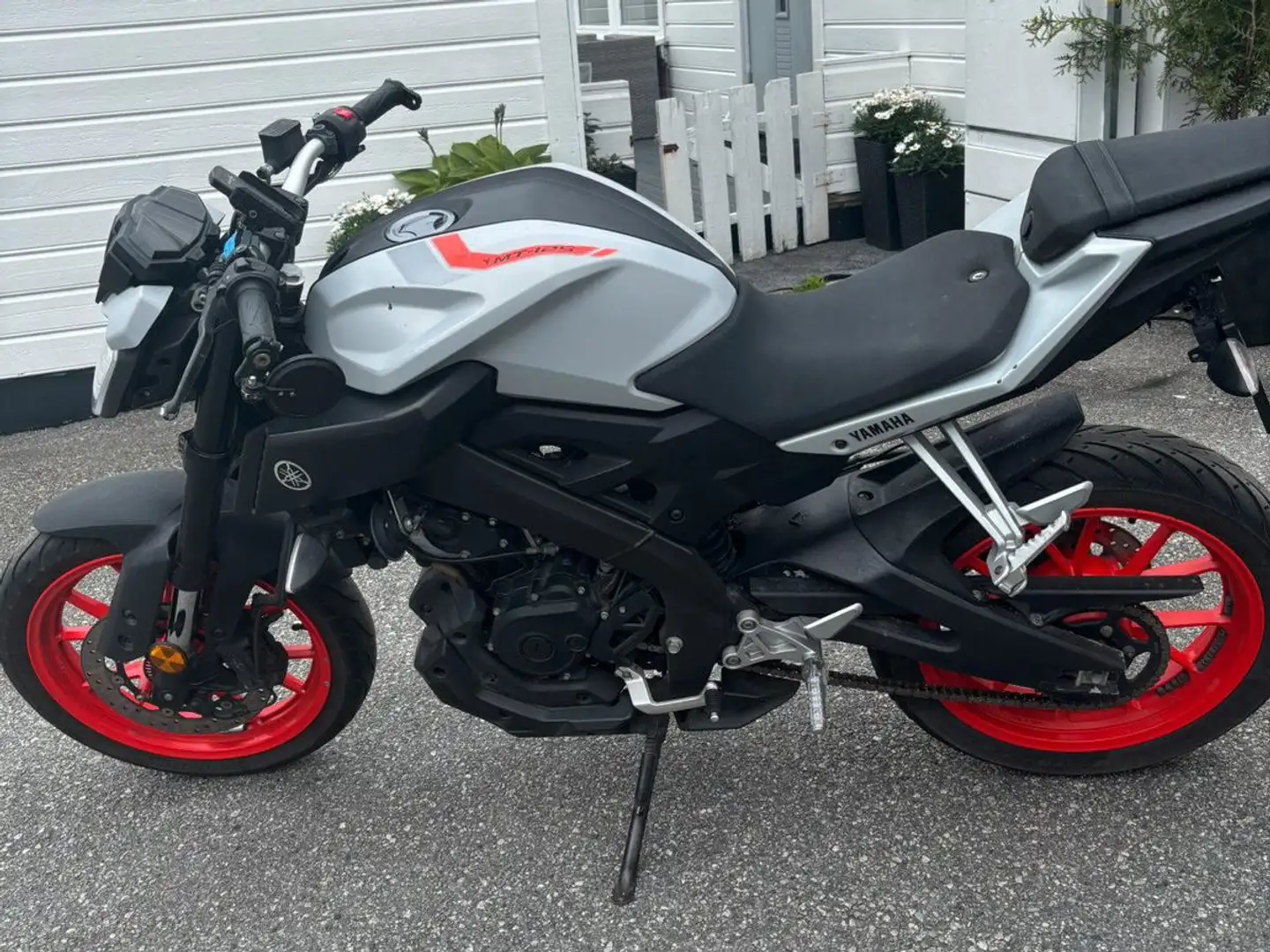 Yamaha MT-125 Grijs - 2