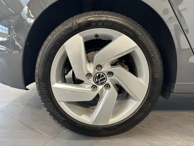 Volkswagen Golf view 3