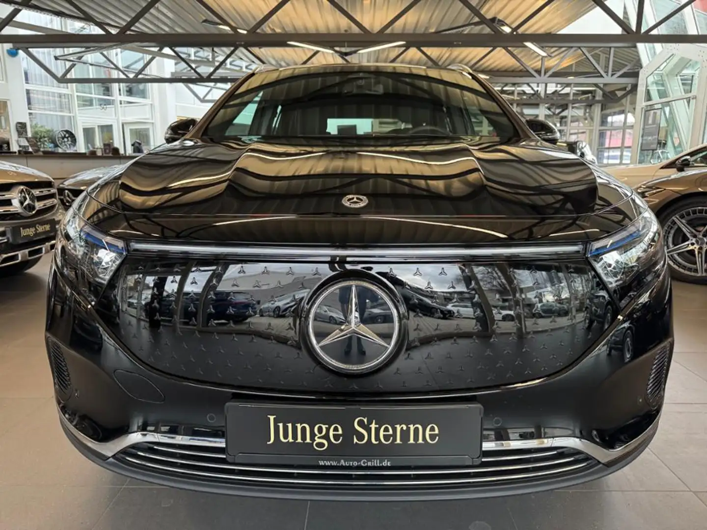 Mercedes-Benz EQA 300 4M Progressive Ambiente AHK Pano Totwink Schwarz - 2