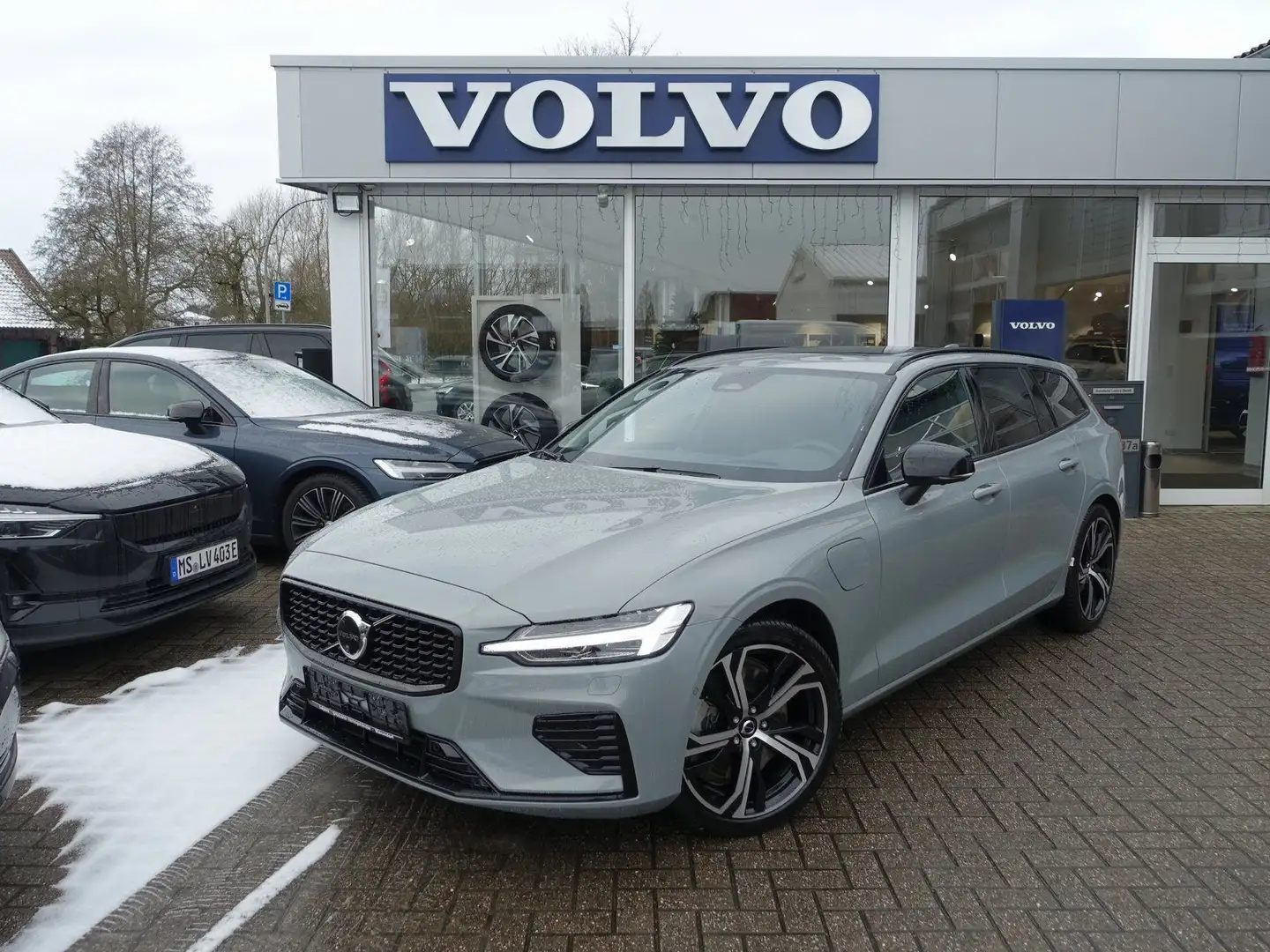 Volvo V60 Ultra Dark T8 AWD Plug-in Hybrid/360/Massage Grau - 1