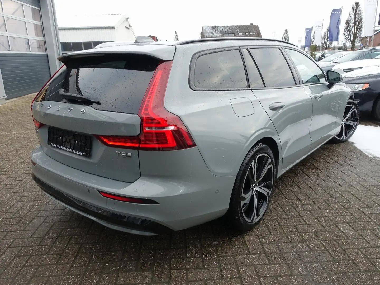 Volvo V60 Ultra Dark T8 AWD Plug-in Hybrid/360/Massage Grau - 2