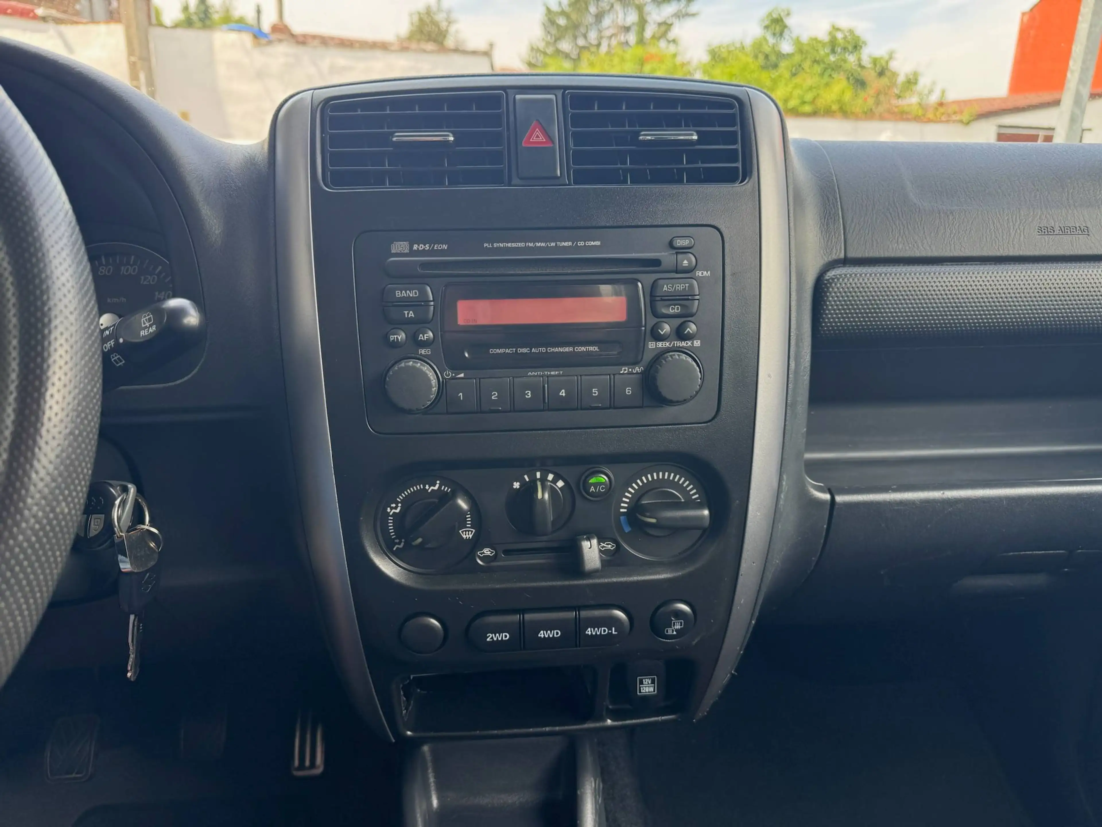 Suzuki Jimny 1.3i Dakota 4X4 /Attelage/CUIR/ Clim/GAR 12M — photo 13