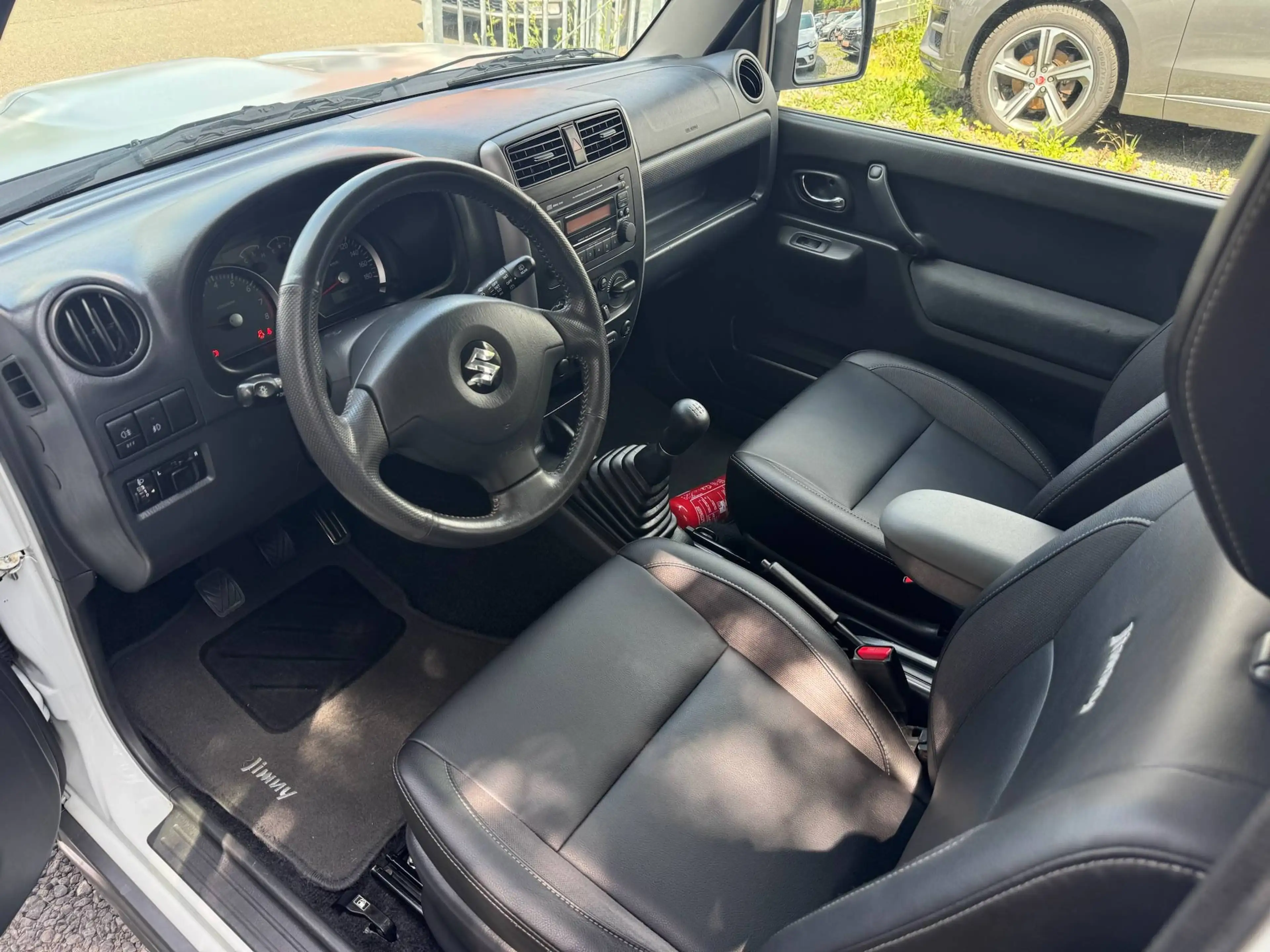 Suzuki Jimny 1.3i Dakota 4X4 /Attelage/CUIR/ Clim/GAR 12M — photo 12