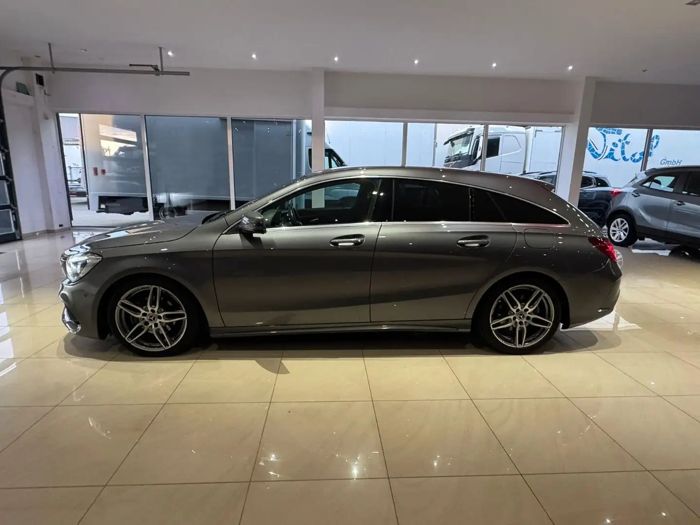 Mercedes-Benz CLA 180 *Navi*Shz*AMG* Grau - 2
