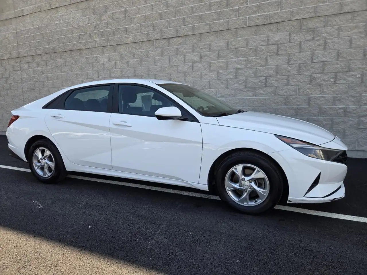 Hyundai ELANTRA photo Hyundai ELANTRA