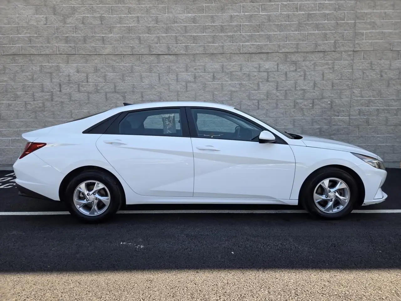 Hyundai ELANTRA photo Hyundai ELANTRA