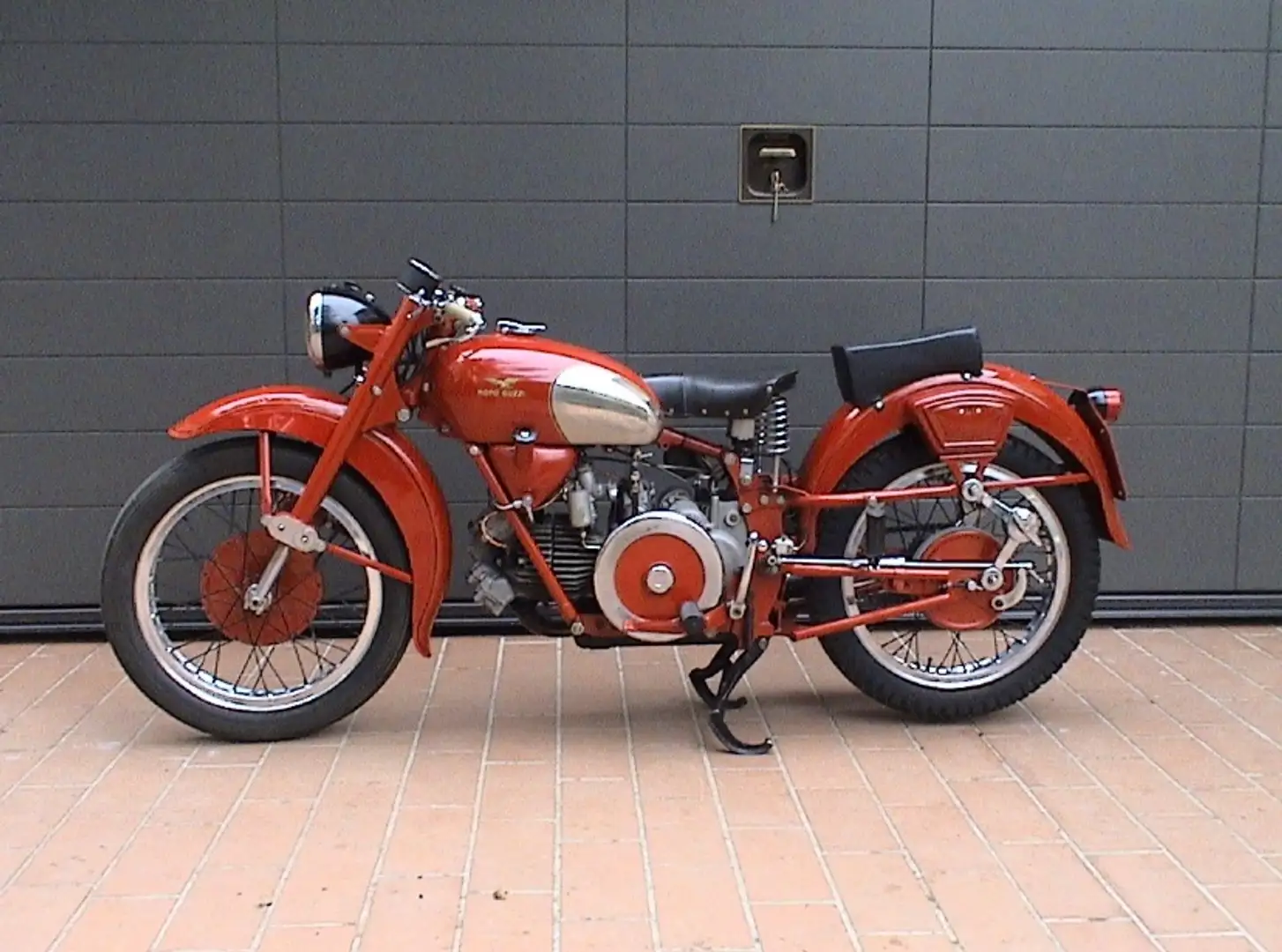 Moto Guzzi Falcone Rojo - 1