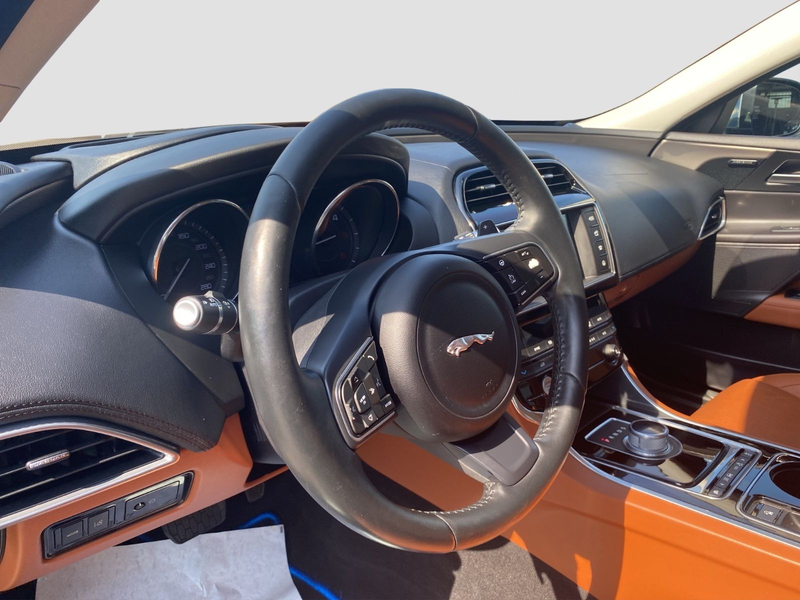 Jaguar XE Portfolio *PANO*360°*NAVI*LEDER*XENON*HUD* — photo 11