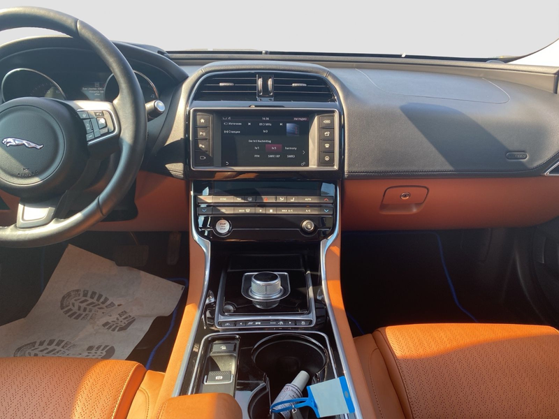 Jaguar XE Portfolio *PANO*360°*NAVI*LEDER*XENON*HUD* — photo 14