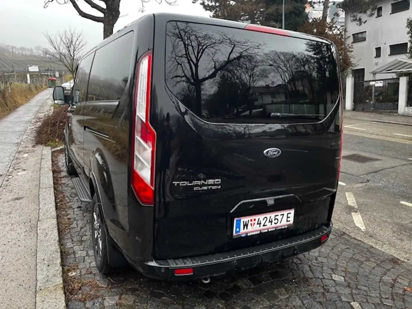 Ford Tourneo Custom Tourneo Custom 2,0 EcoBlue 320 L2 Shuttlebus Titanium Shuttlebus Titanium Schwarz - 2