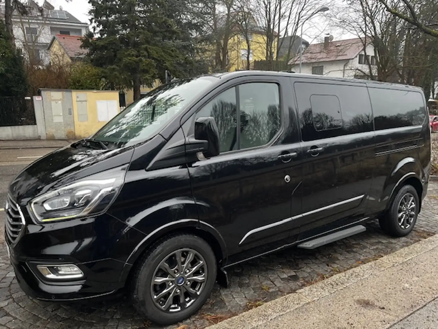 Ford Tourneo Custom Tourneo Custom 2,0 EcoBlue 320 L2 Shuttlebus Titanium Shuttlebus Titanium Schwarz - 1