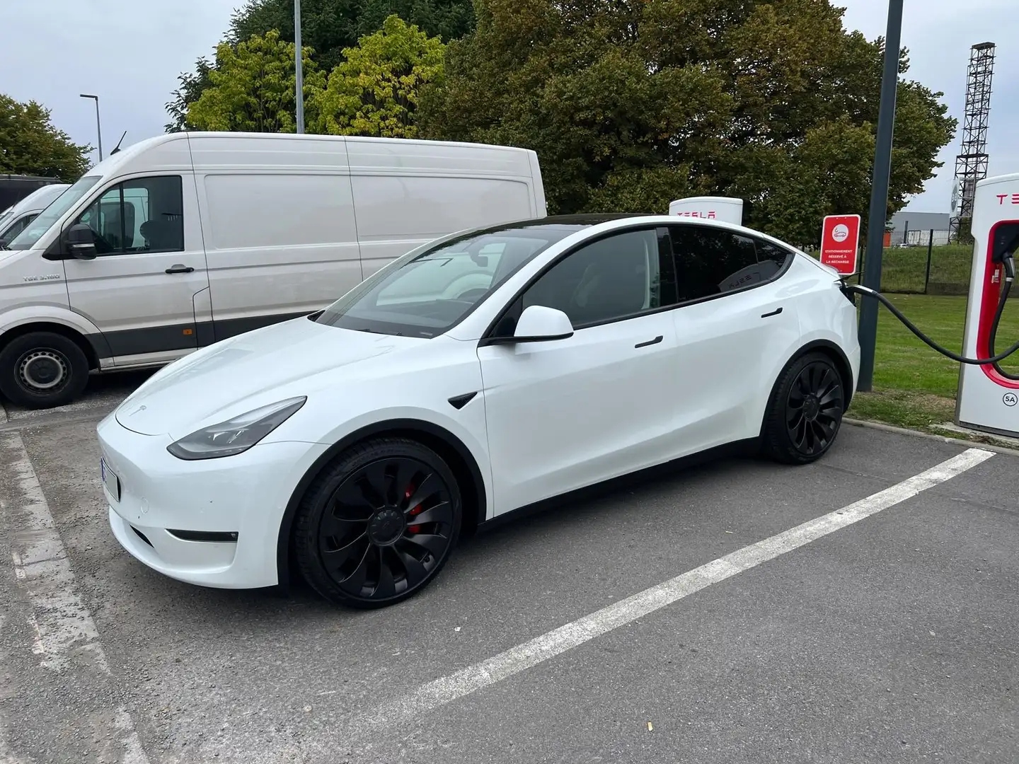 Tesla Model Y PERFORMANCE mit AHK Berlin Blanc - 1