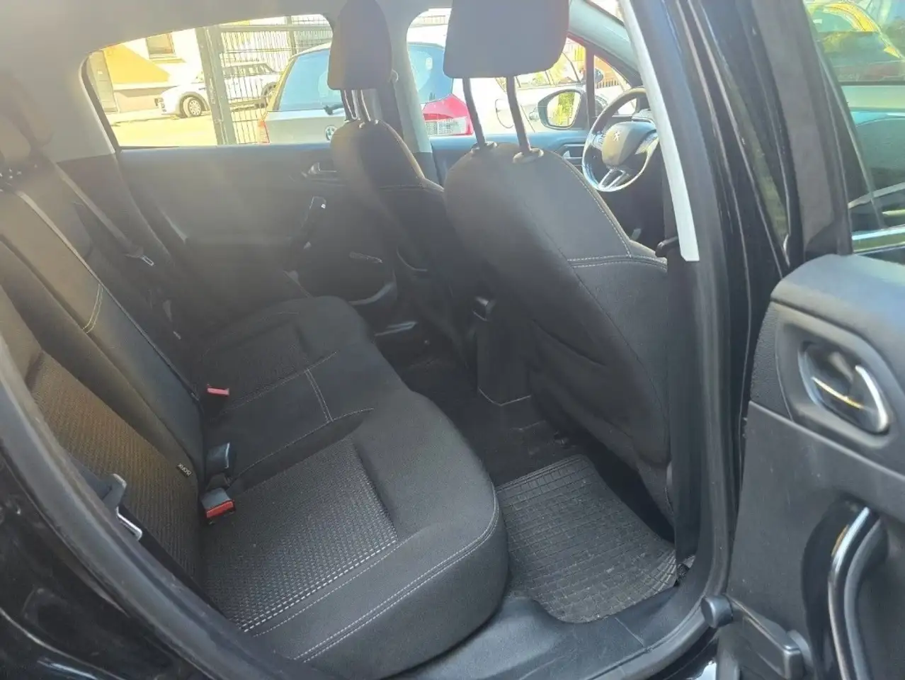 Peugeot 208 208 — photo 12