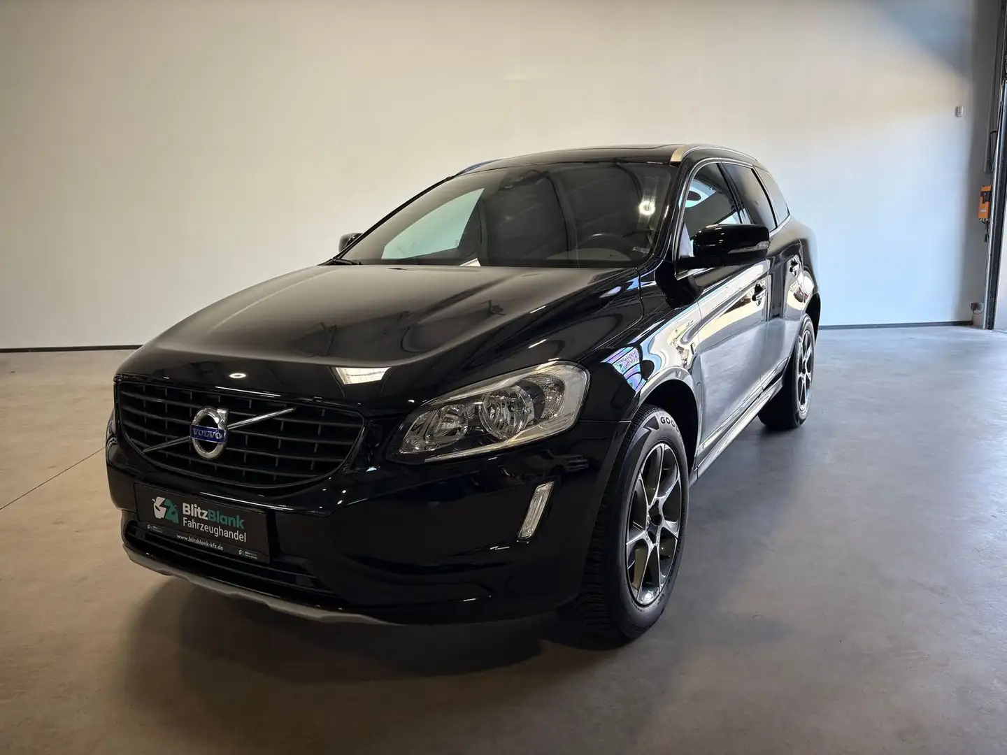 Volvo XC60 Ocean Race 2WD KLIMA PANO PDC Schwarz - 1