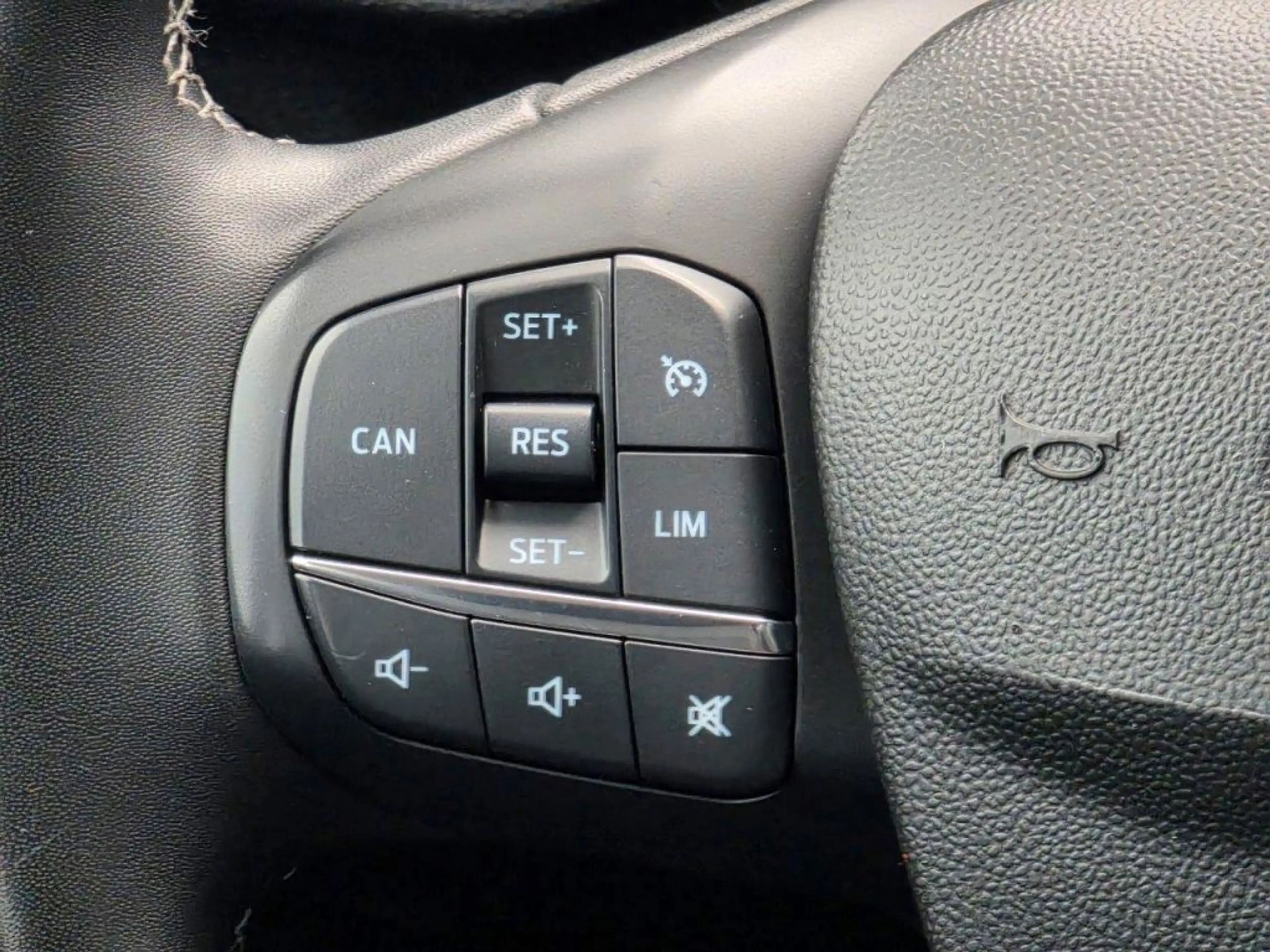 Ford Fiesta 1.0 EcoBoost Hybrid S&S Aut. TITANIUM — photo 2