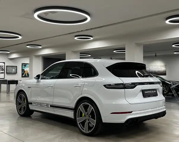 Porsche Cayenne view 10