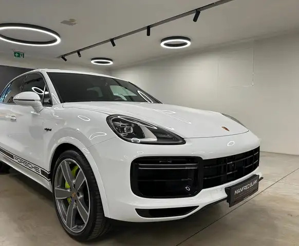 Porsche Cayenne view 3