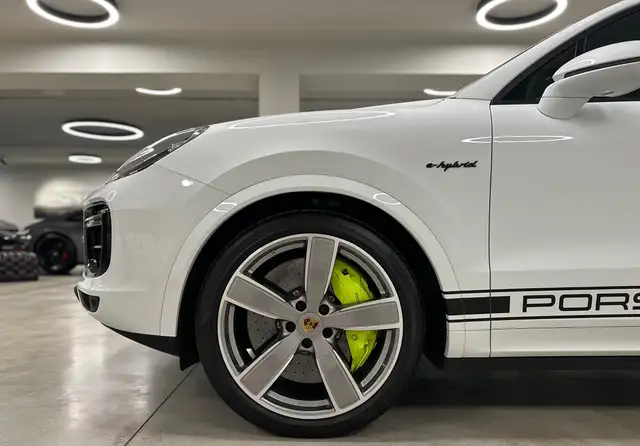 Porsche Cayenne view 8