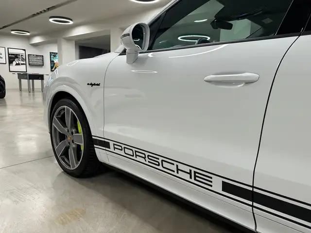 Porsche Cayenne view 9