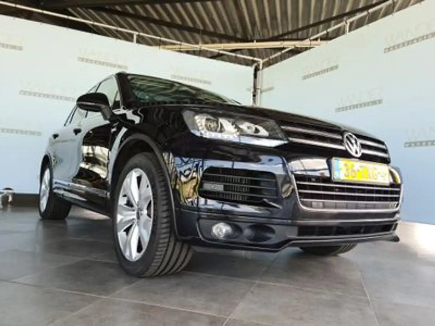 Volkswagen Touareg 3.0 V6 TDI 245pk BMT Highline R-line Zwart - 2