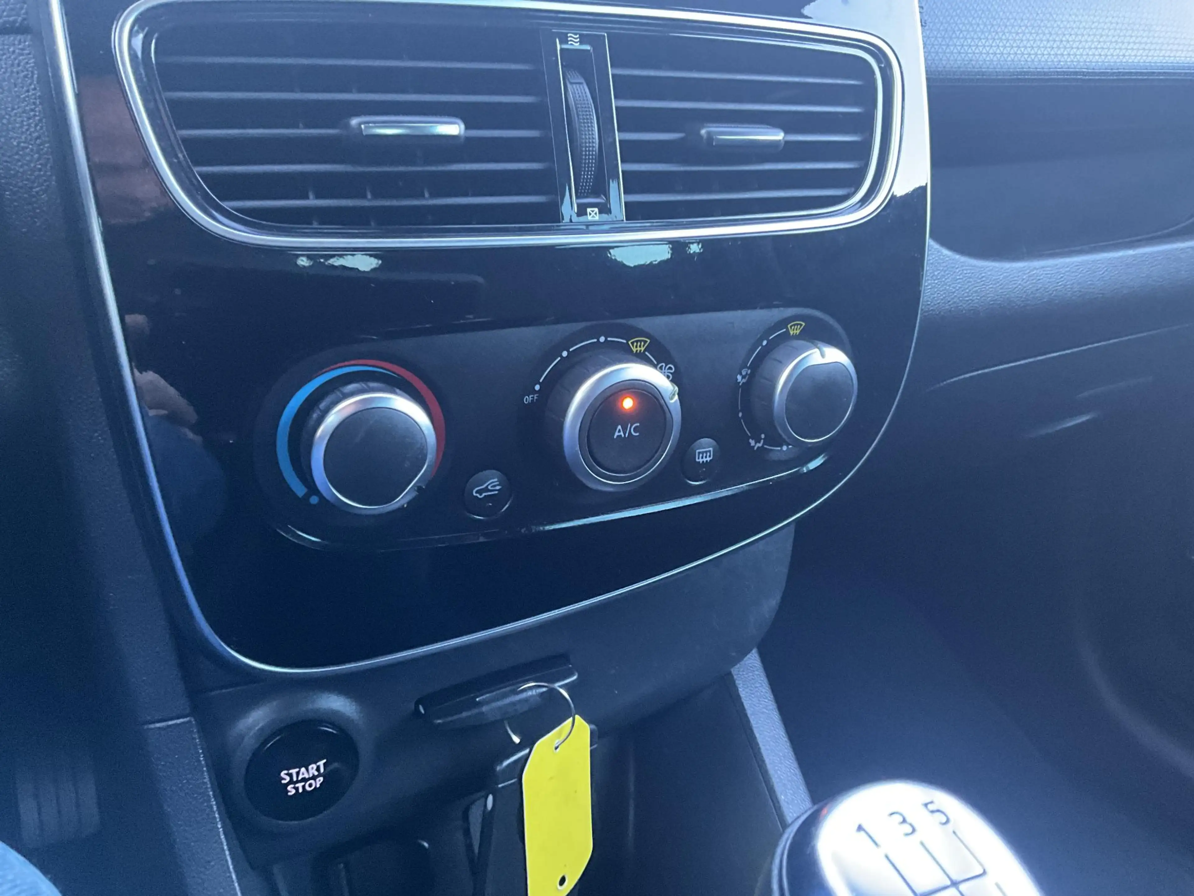 Renault Clio 0.9 TCe Limited — photo 20