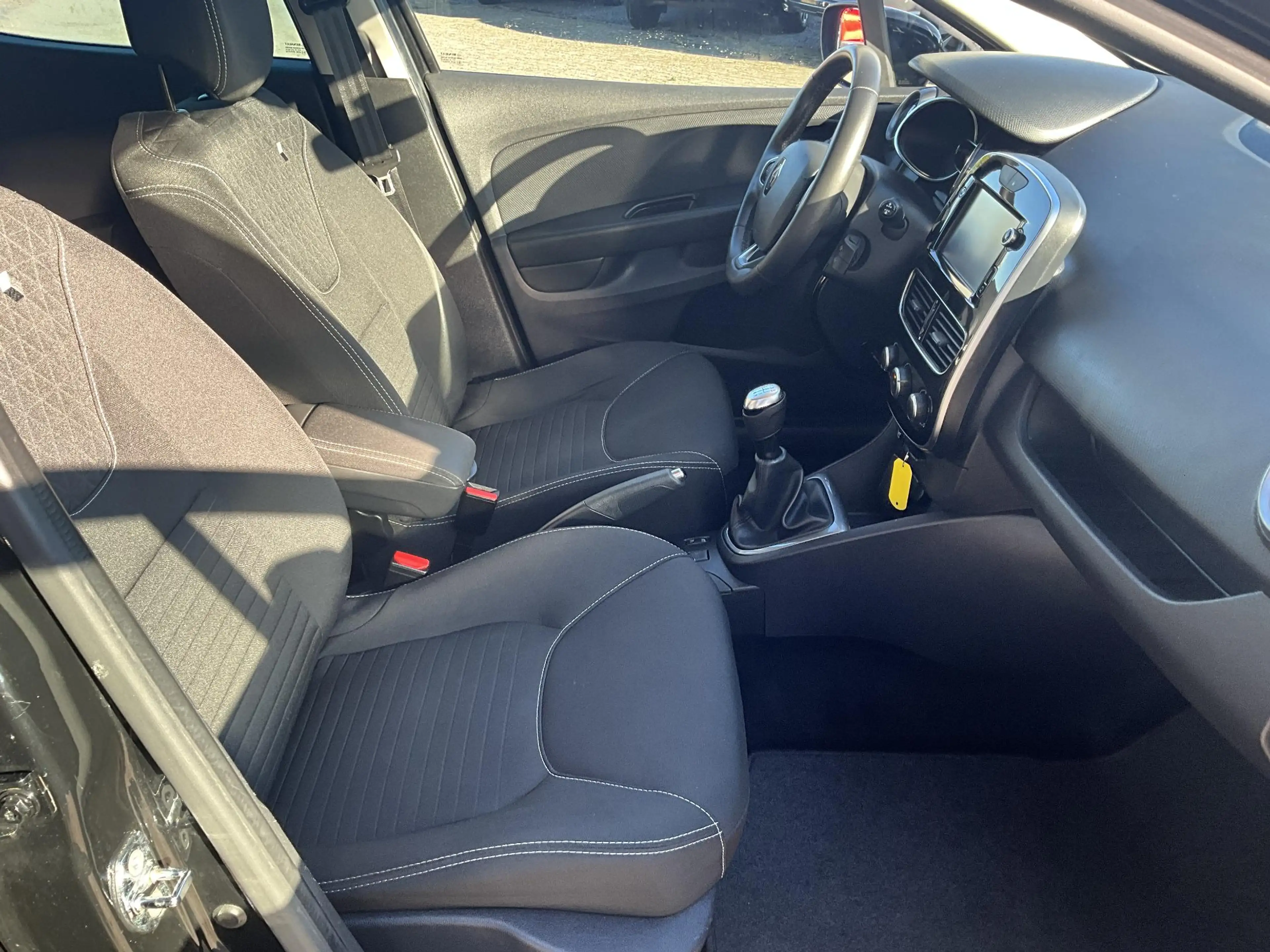 Renault Clio 0.9 TCe Limited — photo 10
