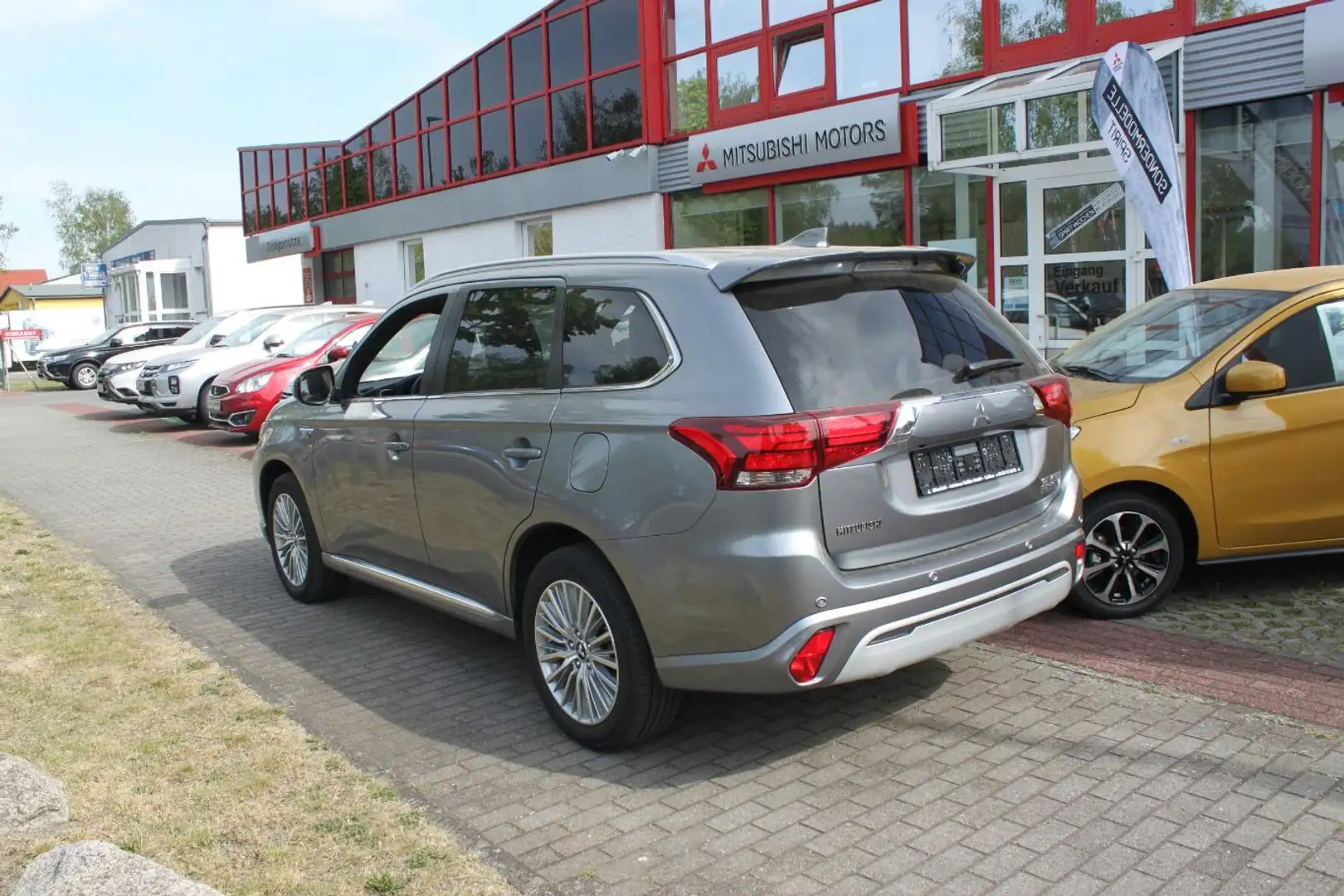 Mitsubishi Outlander Outlander Plug-in Hybrid PLUS Spirit 2.4 Grau - 2