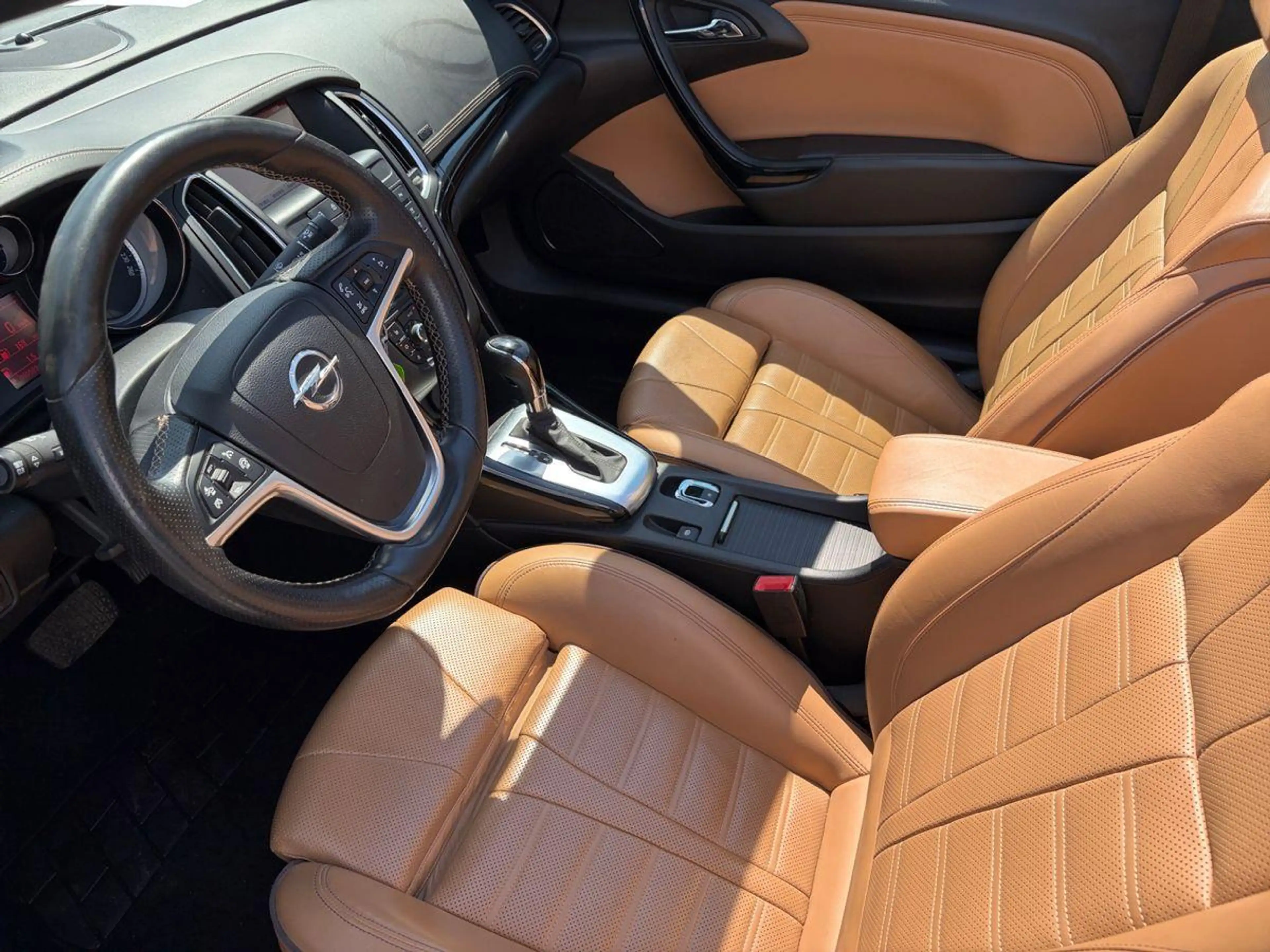 Opel Cascada 1.6 16V SIDI Turbo — photo 6