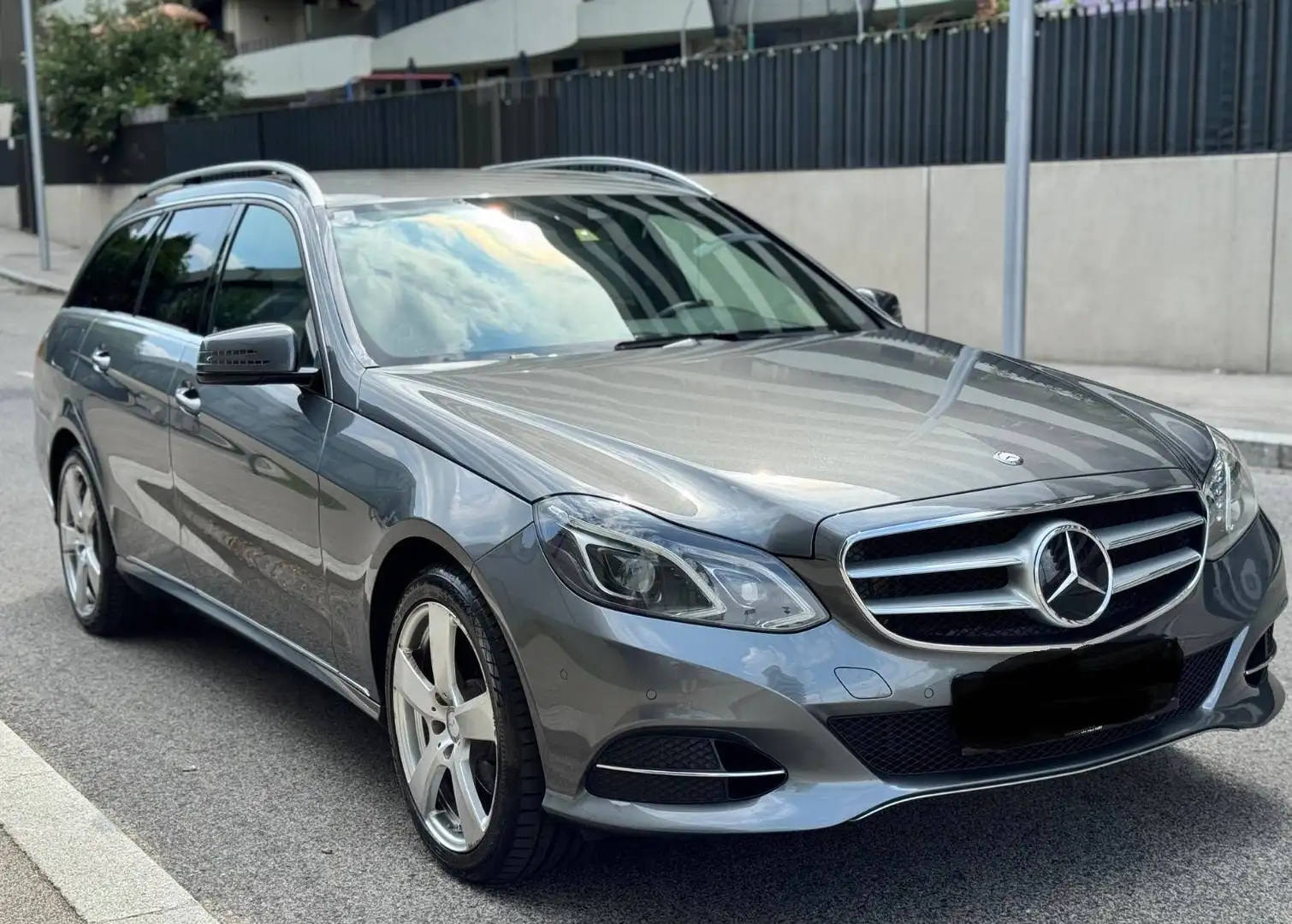 Mercedes-Benz E 250 4MATIC T AVANTGARDE Autom. Grau - 2