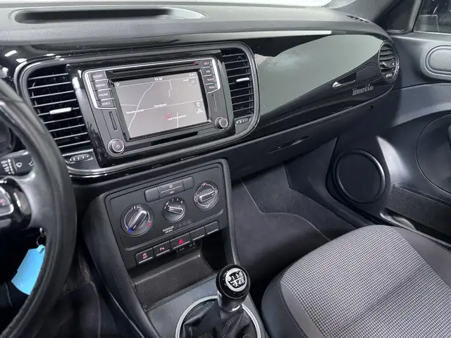 Volkswagen Beetle view 11