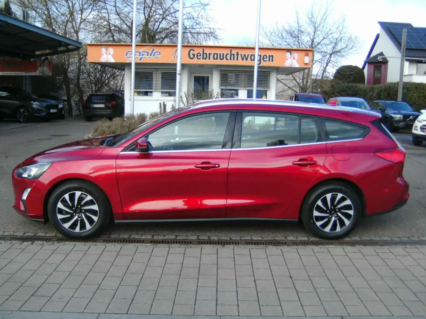 Ford Focus Turnier 1.0 EcoBoost Start-Stopp-System TITANIUM Rood - 2