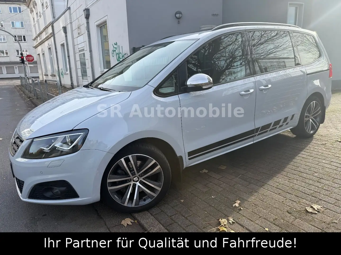 SEAT Alhambra FR 1.HAND*AHK*KLIMA*NAVI*R.KAMERA*PANO Silber - 2