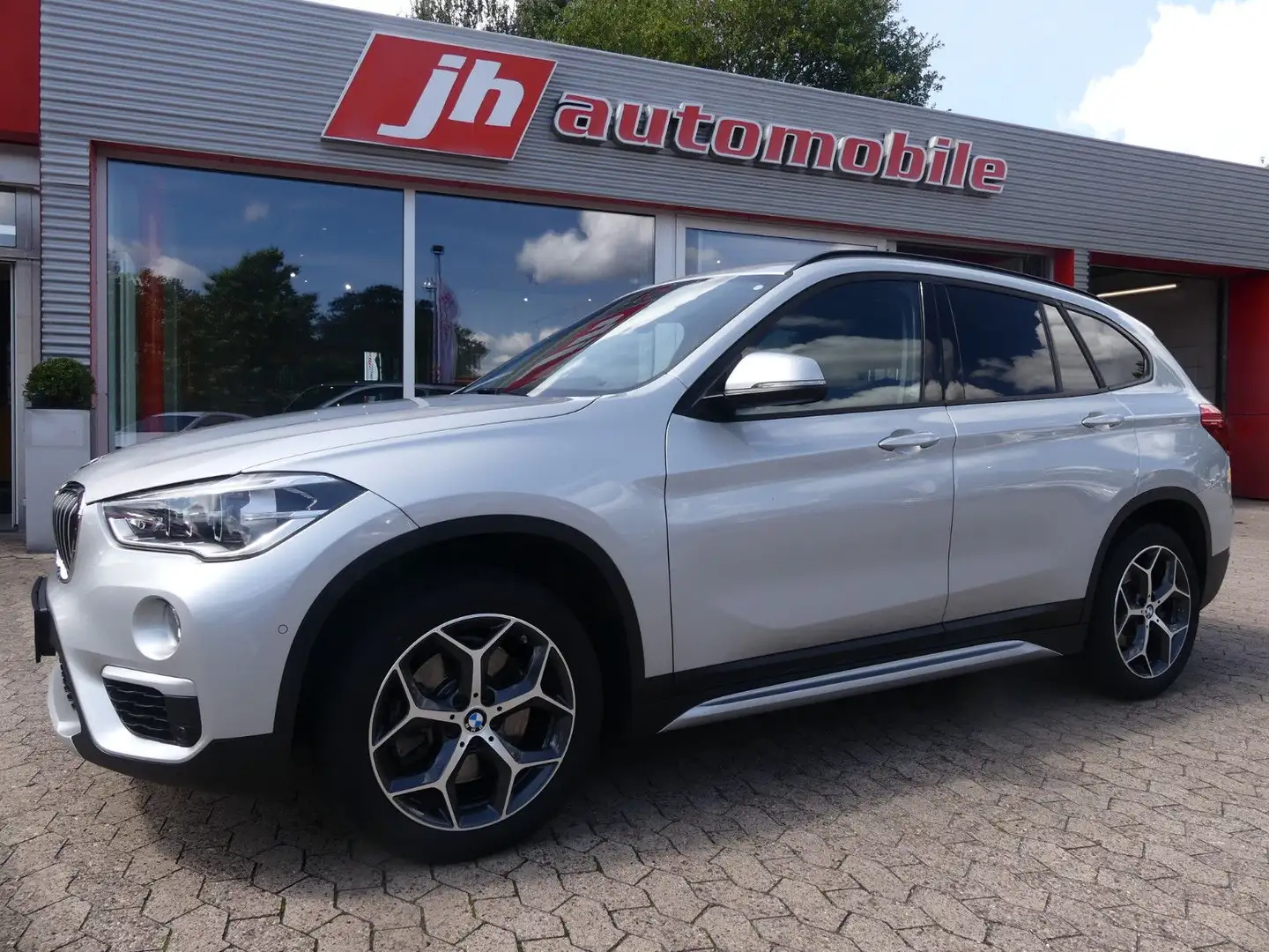 BMW X1 xDrive 20 i xLine*1. Hand*Navi*PDC*LED*Sitzhz Silber - 1