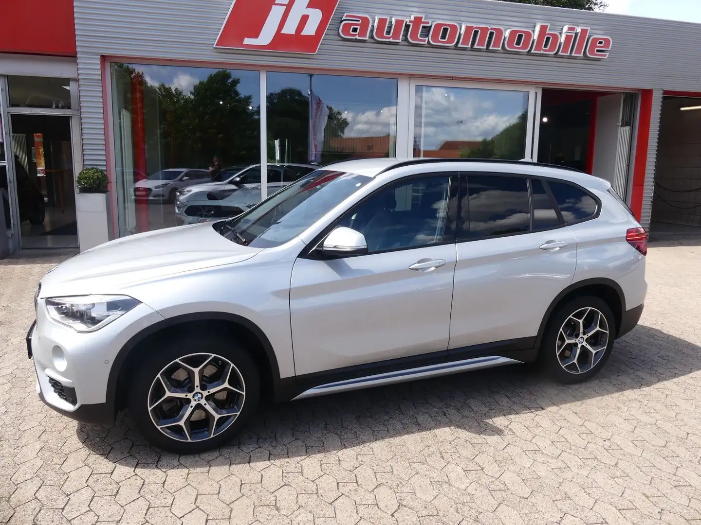 BMW X1 xDrive 20 i xLine*1. Hand*Navi*PDC*LED*Sitzhz Silber - 2