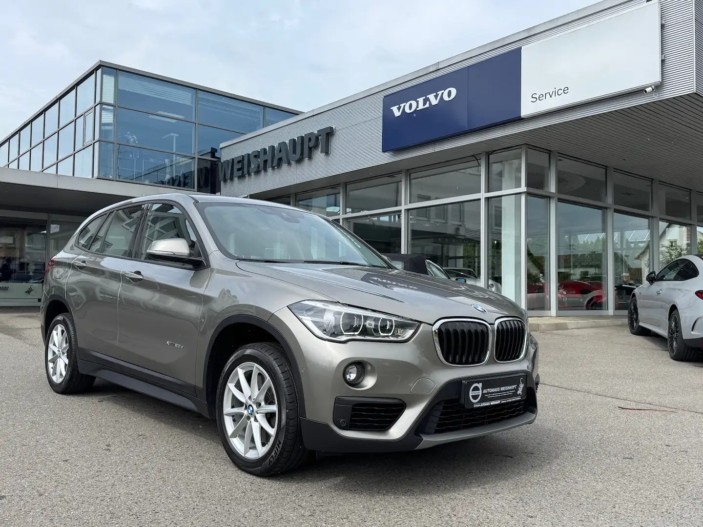 BMW X1 xDrive*AWD*Advantage*AHK*LED*Pano*Keyless*PDC Grau - 1