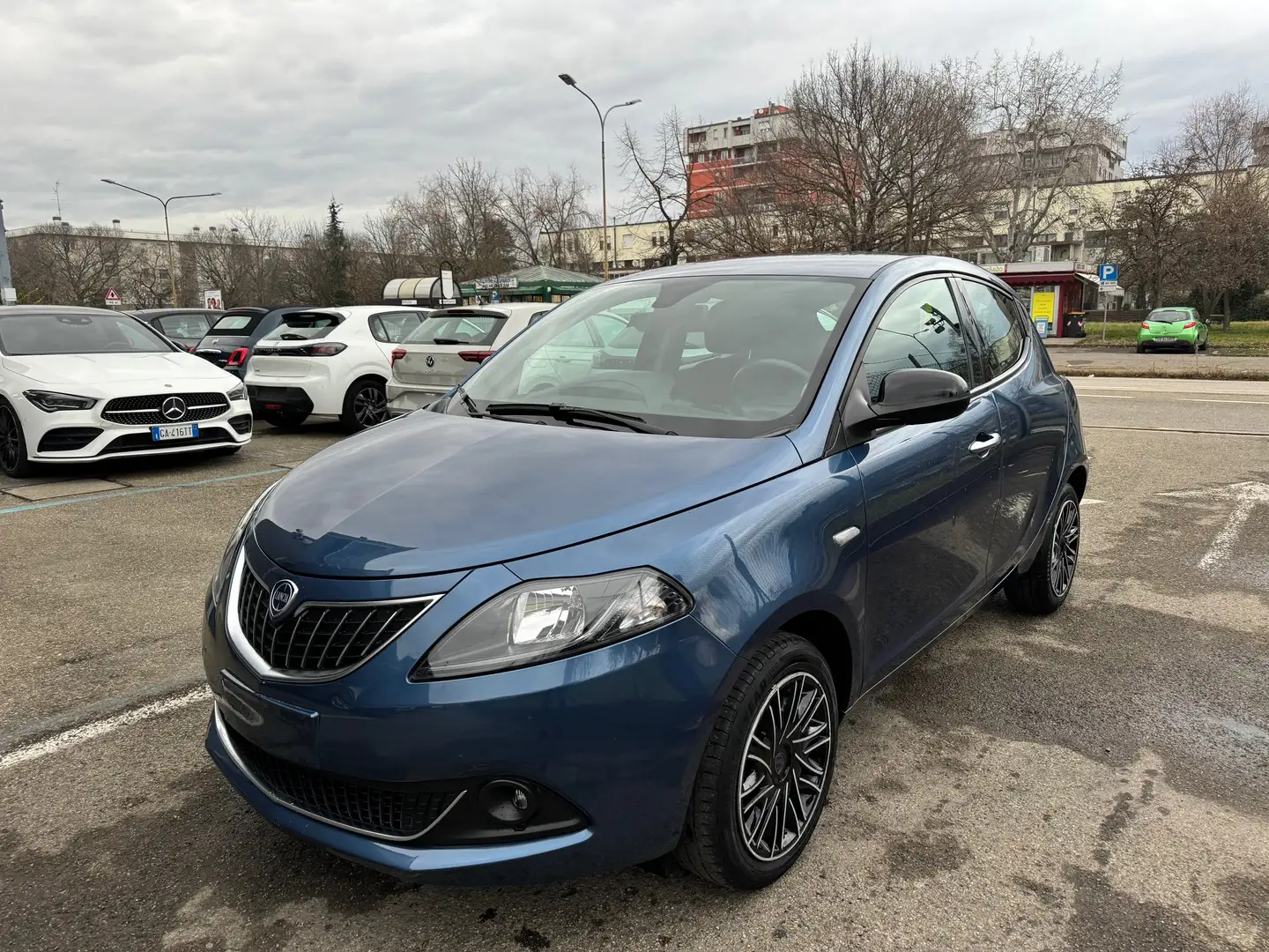 Lancia Ypsilon 1.0 firefly hybrid Ecochic Silver Bleu - 1