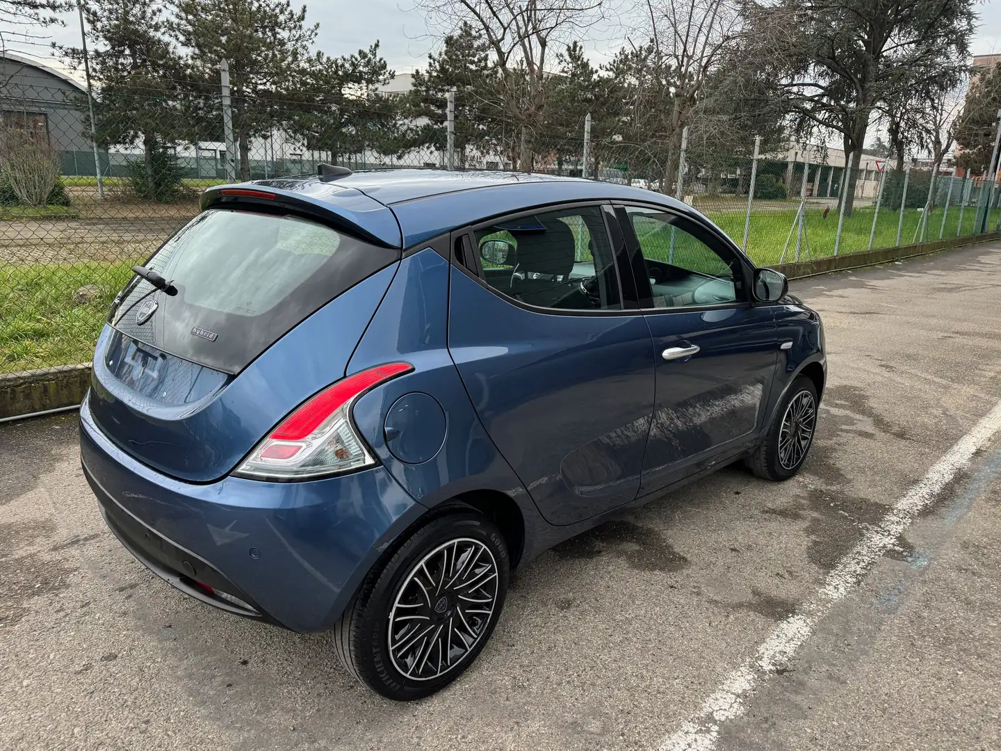 Lancia Ypsilon 1.0 firefly hybrid Ecochic Silver Bleu - 2