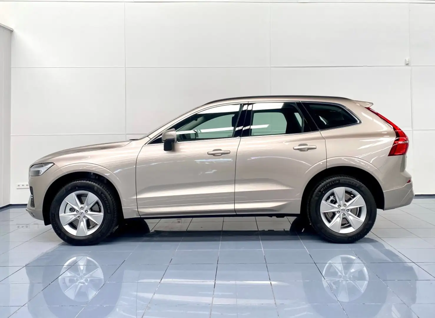 Volvo XC60 B4 Core FWD Aut. Beżowy - 2